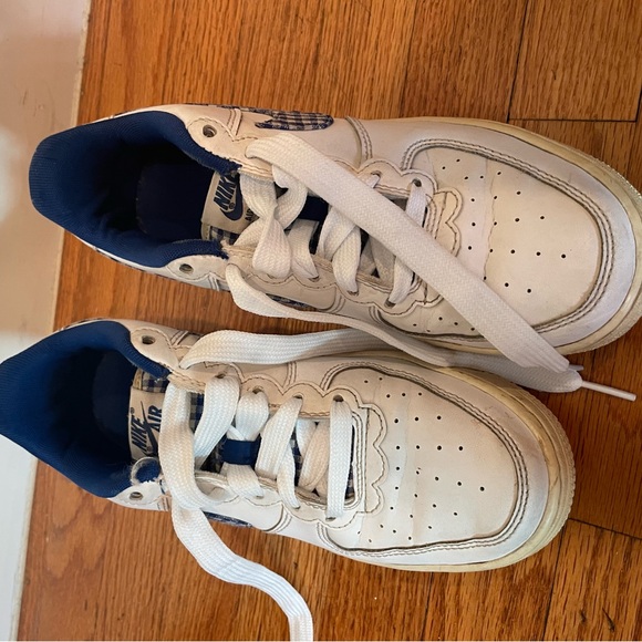 Nike Air sneakers. Kids size 5.5 . - Picture 9 of 11